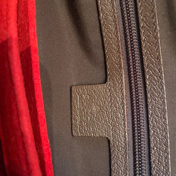 Vintage Pre-owned Authentic Gucci purse with red organizer Insert. - Picture 2 of 8